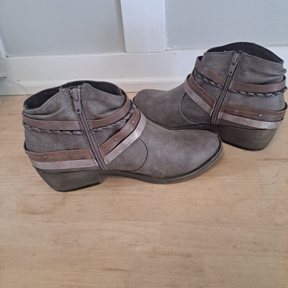 SO Gray Ankle Boots with Strap Detail – Size 9 - Picture 4 of 7